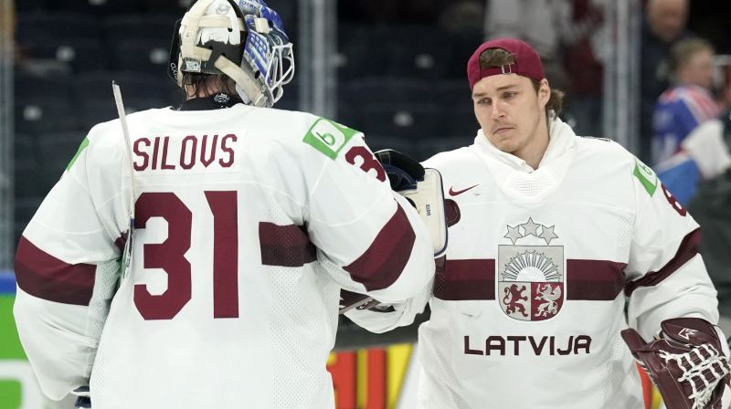 Artūrs Šilovs un Elvis Merzļikins. Foto: Romāns Kokšarovs/F64