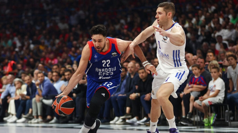 Vasilije Micičs pret Fabjēnu Kozēru. Foto: Reuters/Scanpix