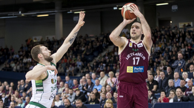 Jānis Strēlnieks aizsardzībā pret Gediminu Oreliku. Foto: BNS/Basketnews.lt