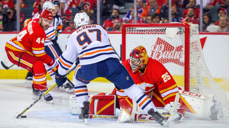 Konors Makdeivids pārspēj Kalgari "Flames" vārtsargu Jakubu Markstremu. Foto: Sergei Belski/USA Today Sports/Scanpix