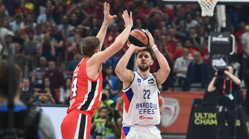 Vasilije Micičs izpilda trejaci, kas ievedīs "Anadolu Efes" finālā. Foto: Imago Images/Scanpix