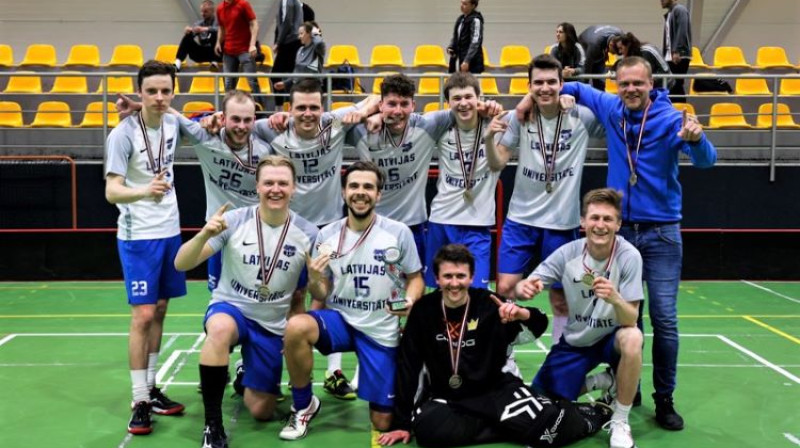 Latvijas Universitātes florbola izlase pēc uzvaras turnīrā. Foto: Ritvars Raits, floorball.lv