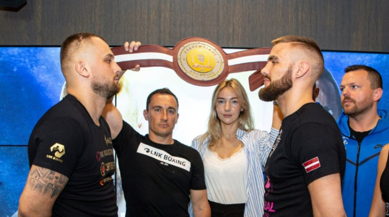 Kristaps Zutis un Milans Volkovs vakardien svēršanās ceremonijā. Foto: Boriss Simsons/LNK Boxing
