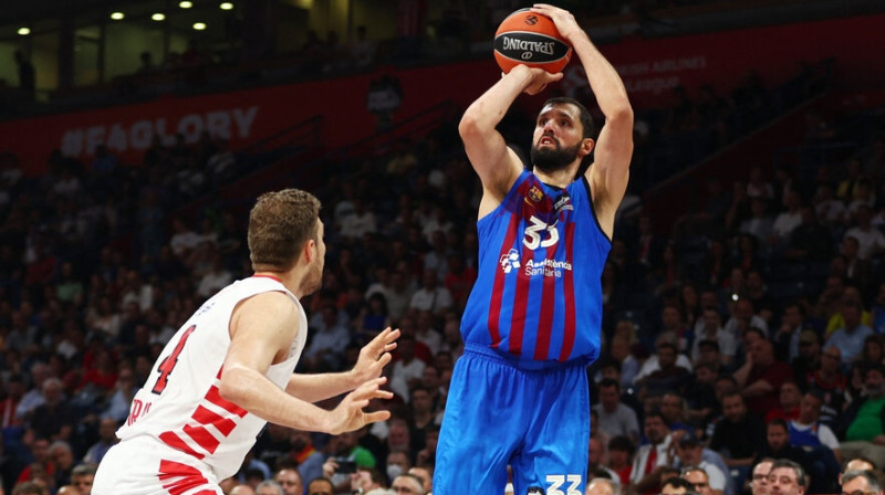 Nikola Mirotičs (ar bumbu) pret Sašu Vezenkovu. Foto: Reuters/Scanpix