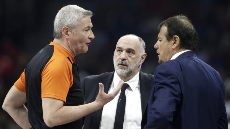 No kreisās: Luidži Lamonika, Pablo Laso un Ergins Atamans. Foto: EPA/Scanpix