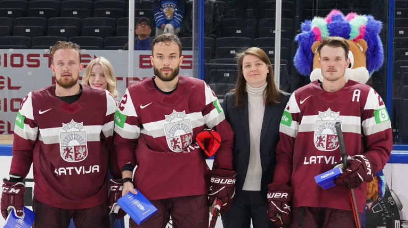 Latvijas izlases PČ labākie - Rihards Bukarts, Jānis Jaks Rūdolfs Balcers. Foto: IIHF.com