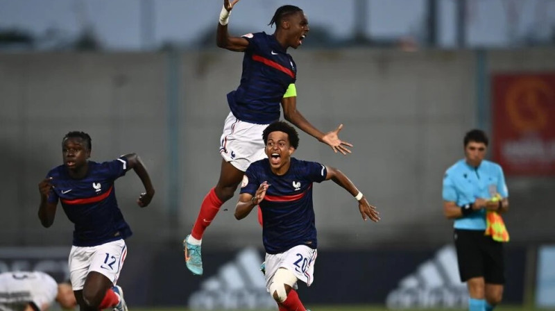 Francijas U17 futbolisti līksmo par uzvaru. Foto: UEFA