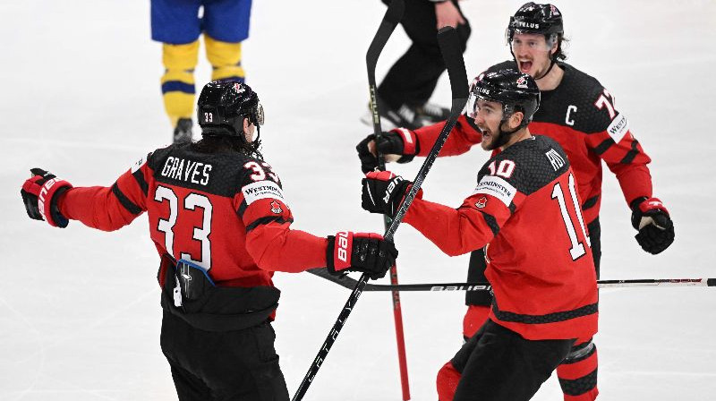 Kanādas hokejistu svinības pēc vārtu guvuma. Foto: AFP/Scanpix