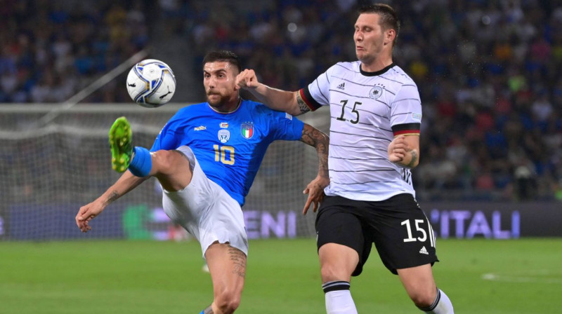 Itālijas izlases vārtu guvējs Lorenco Pelegrīni un vācietis Niklass Zīle. Foto: Miguel Medina/AFP/Scanpix