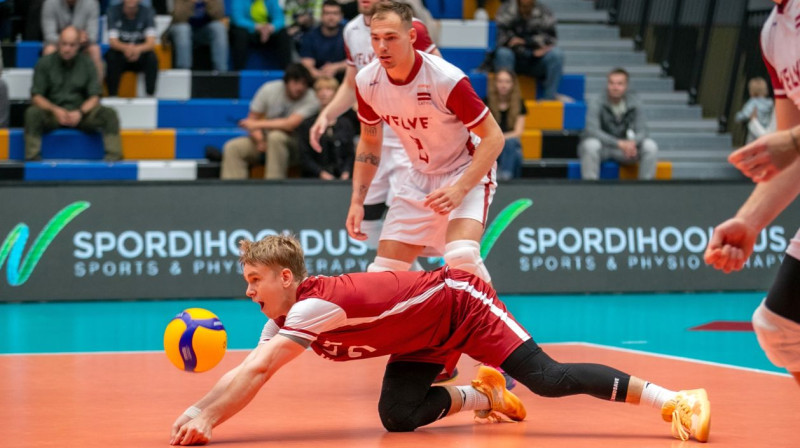 Latvijas volejbolisti aizsardzībā. Foto: CEV