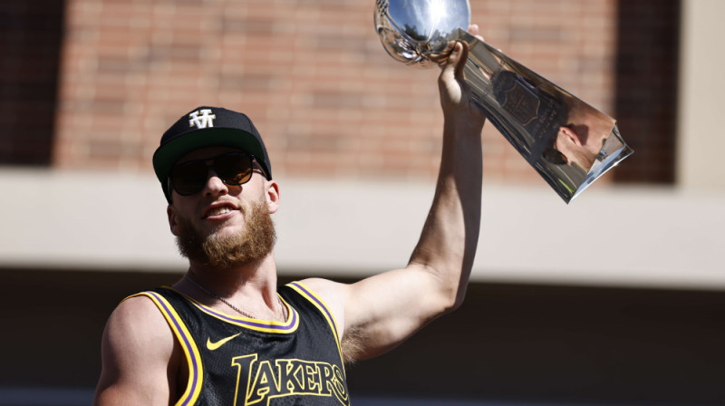 NFL fināla vērtīgākais spēlētājs Kūpers Kaps ar Lombardi trofeju. Foto: AFP/Scanpix