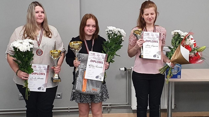 Uzvarētāja V.Vasariete (vidū), 2.vietas ieguvēja M.M.Nereda (pirmā no kreisās) un 3.vietas ieguvēja A.Krapivina. Foto: Latvijas Dambretes federācija.