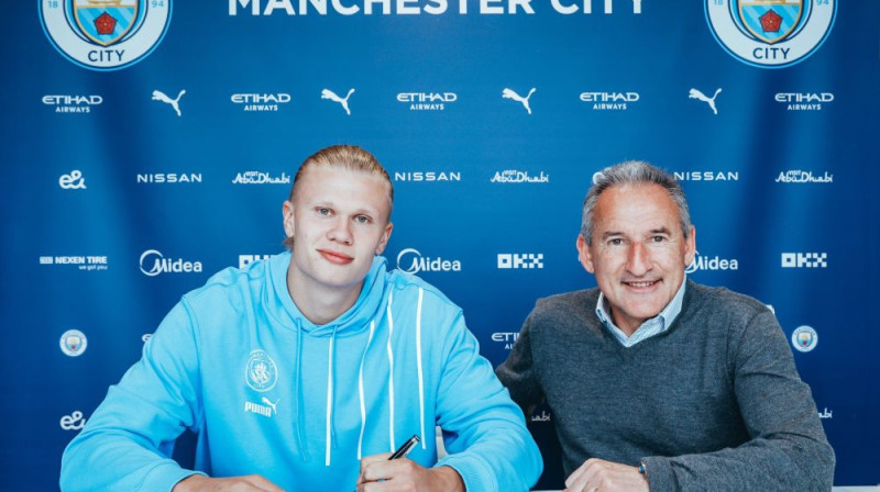 Ērlings Holanns līguma parakstīšanas brīdī. Foto: Manchester City
