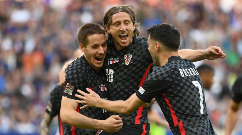 Luka Modričs un citi Horvātijas izlases futbolisti svin vārtu guvumu Parīzē. Foto: Franck Fife/AFP/Scanpix