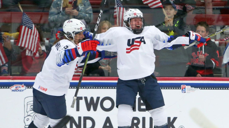 ASV U18 izlases hokejistes svin vārtu guvumu. Foto: IIHF