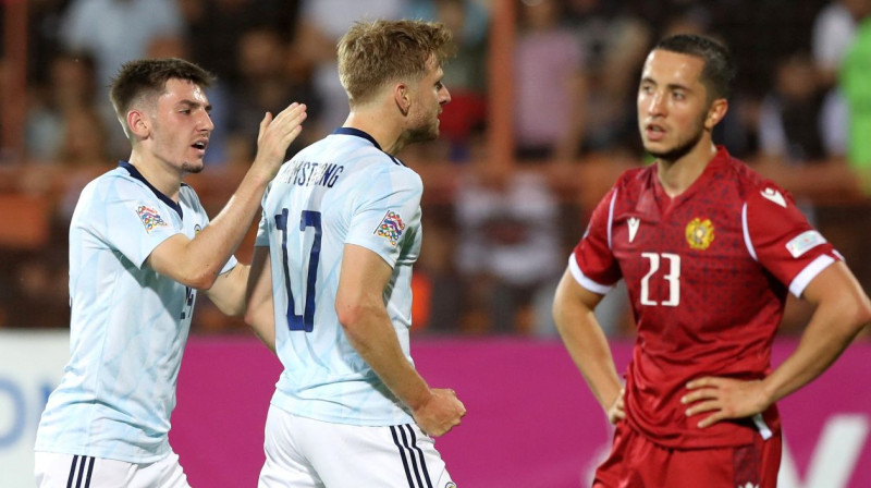 Skotijas izlases futbolists Stjuarts Ārmstrongs (Nr. 17) svin vārtu guvumu. Foto: Vahram Baghdasaryan/Reuters/Scanpix