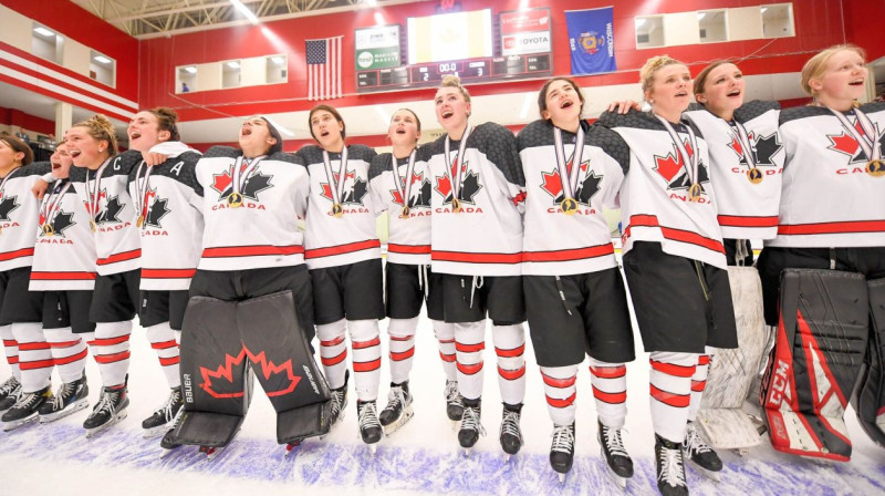Kanādas U18 izlases hokejistes pēc triumfa pasaules meistarsacīkstēs. Foto: Micheline Veluvolu/IIHF
