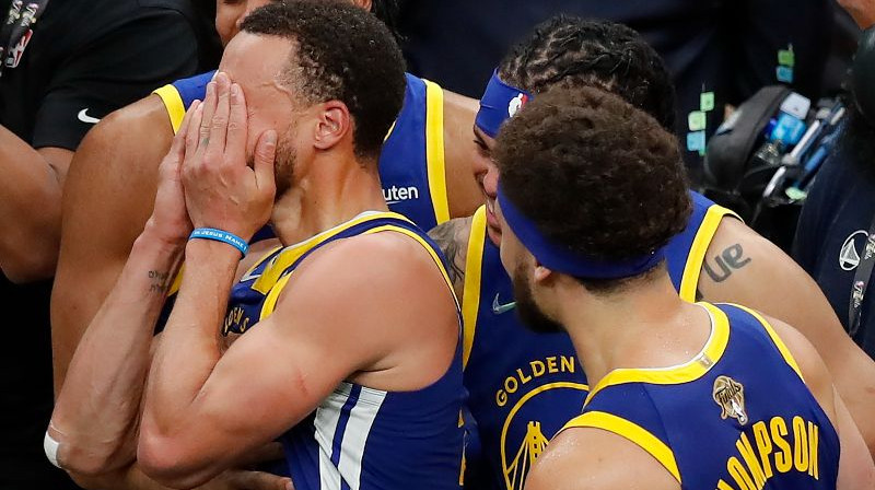NBA finālsērijas vērtīgākais spēlētājs Stefens Karijs ar komandas biedriem. Foto: AP/Scanpix