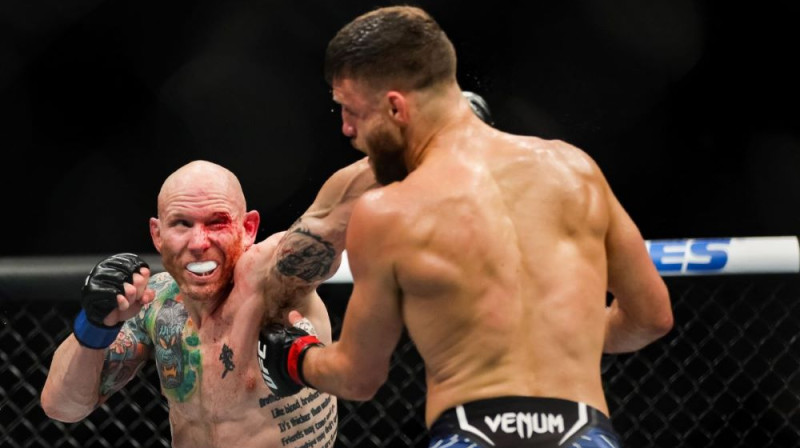 Džošs Emets izdara sitienu. Foto: AFP/Scanpix