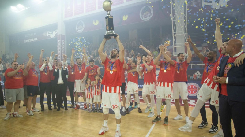 Belgradas "Crvena Zvezda" komanda svin Serbijas čempiones goda iegūšanu. Foto: KK Crvena Zvezda