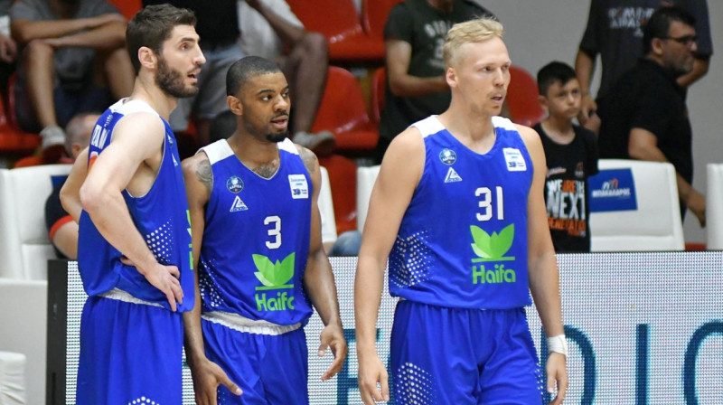 Jānis Bērziņš (Nr. 31) ar komandas biedriem. Foto: Larisa BC