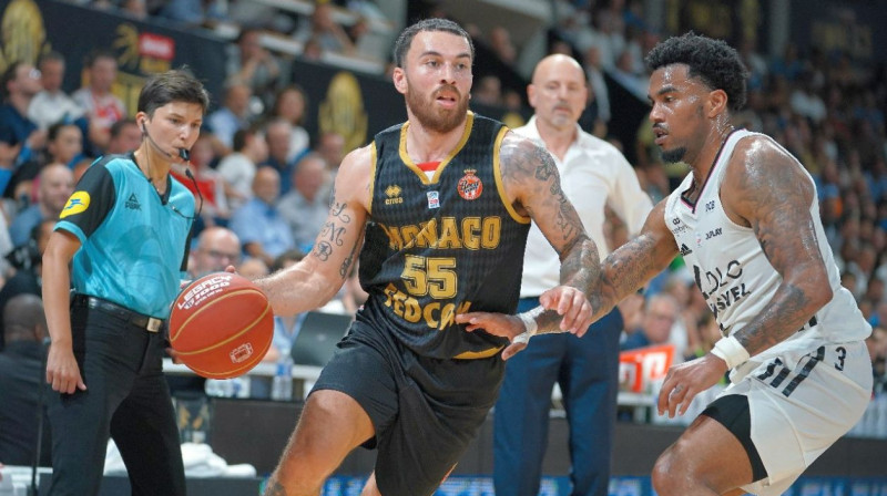 Maiks Džeimss ar bumbu. Foto: AS Monaco Basket