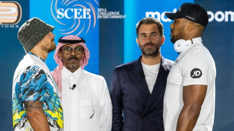 No kreisās: Oleksandrs Usiks un Entonijs Džošua. Foto: Boxing Pictures