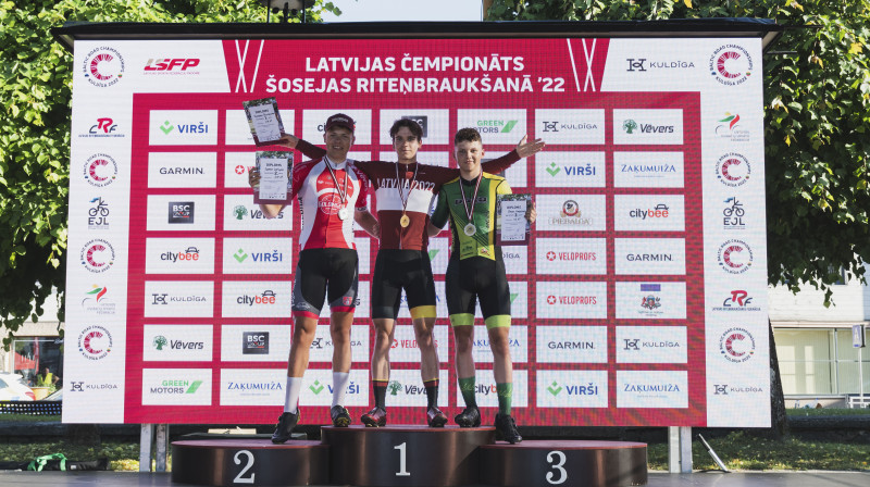 Latvijas ātrākie junioru sportisti
Gusts Lapiņš (no kreisās), Rihards Reinfelds un Ģirts Harkins