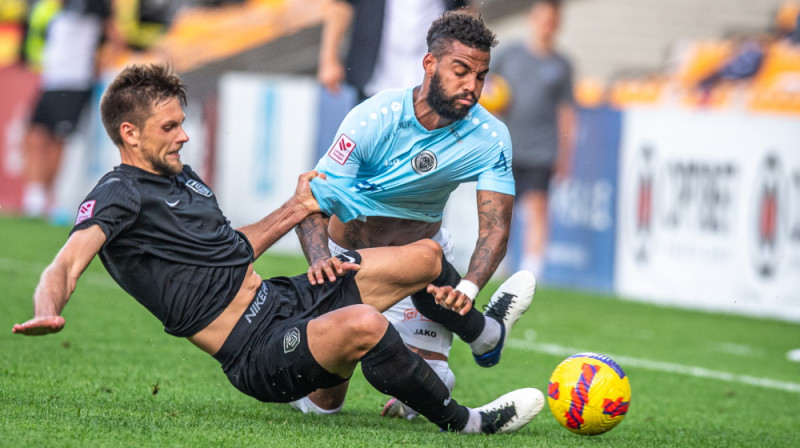 Roberts Veips izklupienā pret Gabrielu Ramosu. Foto: Zigismunds Zālmanis/Riga FC