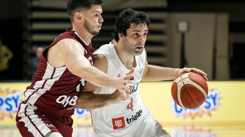 Rihards Lomažs pret Milošu Teodosiču. Foto: FIBA