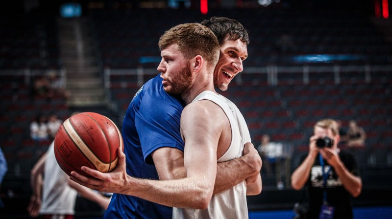 Dāvis Bertāns un Bobans Marjanovičs pirms spēles. Foto: FIBA