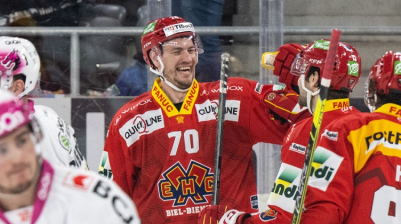 Miks Indrašis iepriekšējo sezonu pabeidza Šveices "Biel-Bienne", bet pēc sezonas beigām juridiski atgriezās LHF transfēru sistēmā. Foto: Keystone/PETER SCHNEIDER