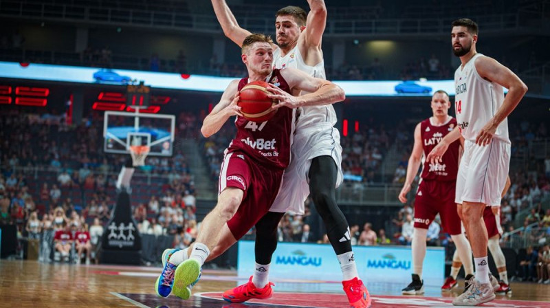 Artūrs Kurucs caurgājienā. Foto: FIBA