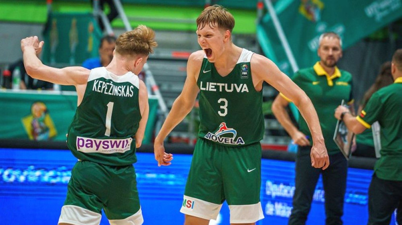 Lietuvas U17 izlases basketbolisti svin uzvaru pār Spāniju. Foto: FIBA