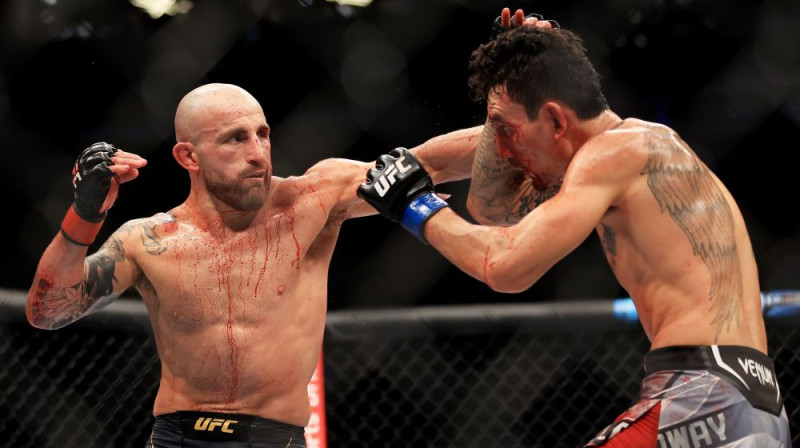 Aleksandrs Volkanovskis (pa kreisi) pret Maksu Holoveju. Foto: AFP/Scanpix