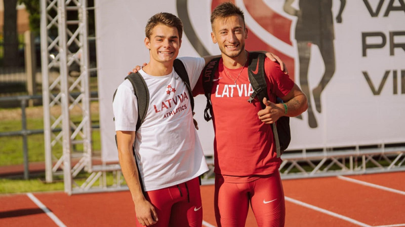 Divi no 4x100m LR kvarteta: R.J.Zālītis (pirmais no kreisās) un A.Pastors. Foto: Latvijas Vieglatlētikas savienība.