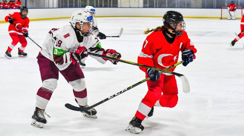Latvijas U18 izlases hokejiste Emīlija Jakovļeva spēlē pret Turciju. Foto: Zahit Düzgün/IIHF