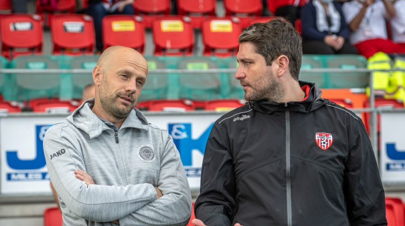 Ruri Higinss (pa labi) pirms spēles aprunājas ar "Riga" stūrmani Sandro Perkoviču. Foto: Zigismunds Zālmanis, Riga FC