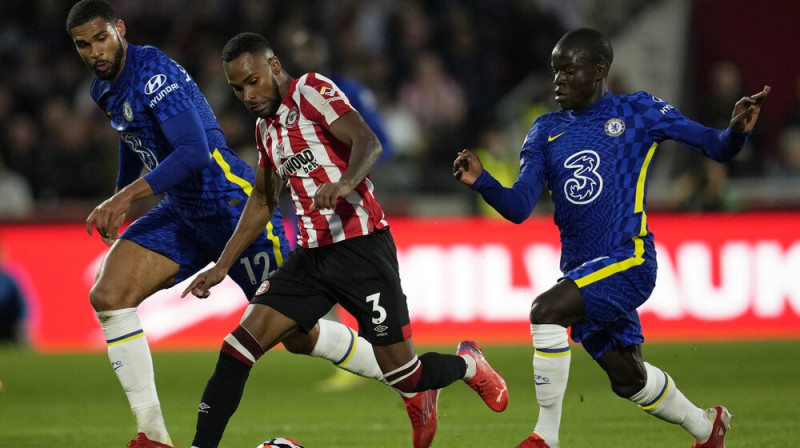 Rubens Loftuss-Čīks un Ngolo Kantē mačā pret "Brentford". Foto: AP/Scanpix