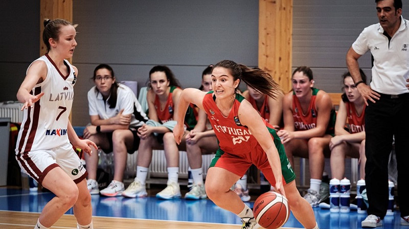 Enija Vīksne un Marija Leonora Gonsalveša. Foto: FIBA