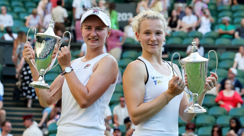 Čehijas tenisites Barbora Krejčīkova un Katerina Sinjakova pēc triumfa Vimbldonas dubultspēļu turnīrā. Foto: Kieran Galvin/EPA/Scanpix