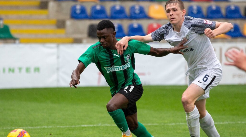 Oseinou Niangs cīņā pret Alekseju Kudeļkinu. Foto: Kristians Putniņš/FK Auda