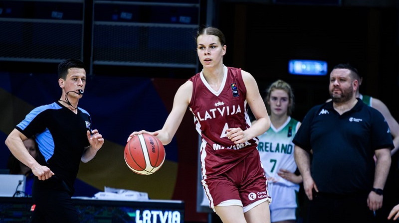 Katrīna Ozola spēlē pret Īrijas U20 izlasi. Foto: FIBA