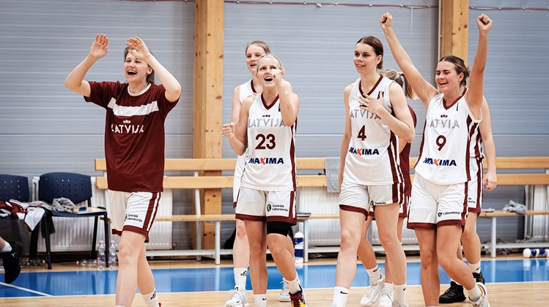 U20 meitenes 2022. gada 15. jūlijā pēc uzvaras pār Zviedriju. Foto: FIBA