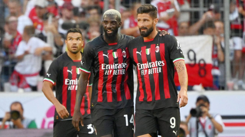 "Milan" futbolisti Olivjē Žirū (Nr. 9) un Tjemū Bakajoko (Nr. 14). Foto: Imago Images/Scanpix