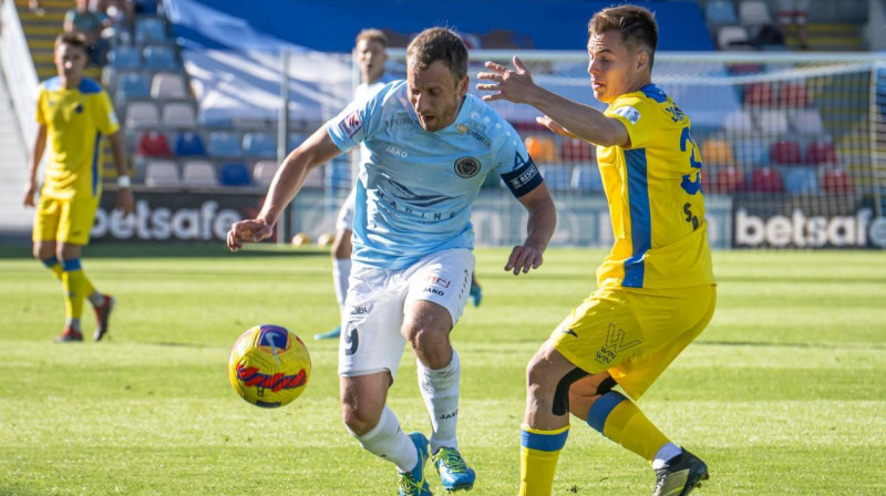 "Riga" futbolists Armands Pētersons cīņā pret "Super Nova". Foto: Zigismunds Zālmanis/Riga FC
