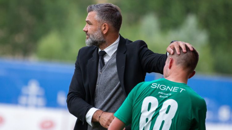 "Audas" galvenais treneris Tomislavs Stipičs un uzbrūkošais pussargs Vladimirs Stepanovs. Foto: Kristians Putniņš/FK "Auda"