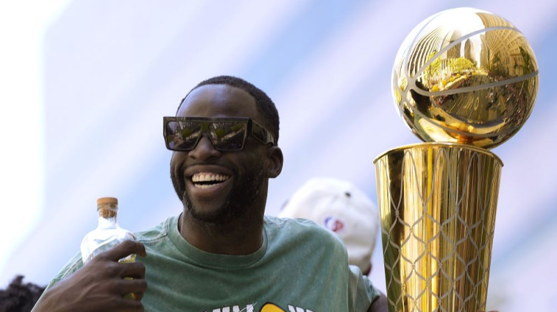 Dreimonds Grīns ar šosezon izcīnīto NBA trofeju. Foto: AFP/Scanpix