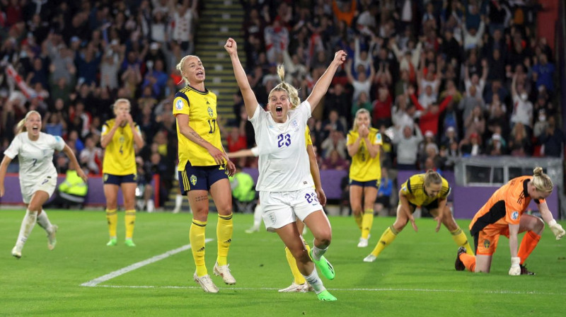 Anglijas izlases futboliste Alesja Ruso (priekšplānā) svin vārtu guvumu. Foto: Carl Recine/Reuters/Scanpix