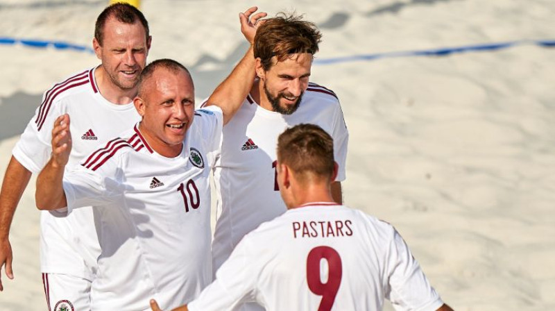 Latvijas pludmales futbola izlase svin vārtu guvumu. Foto: beachsoccer.com